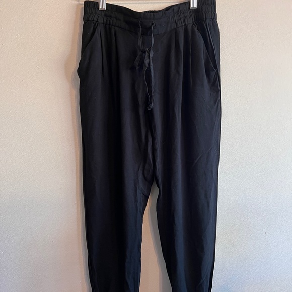 Aritzia talula black joggers pant - Picture 1 of 4